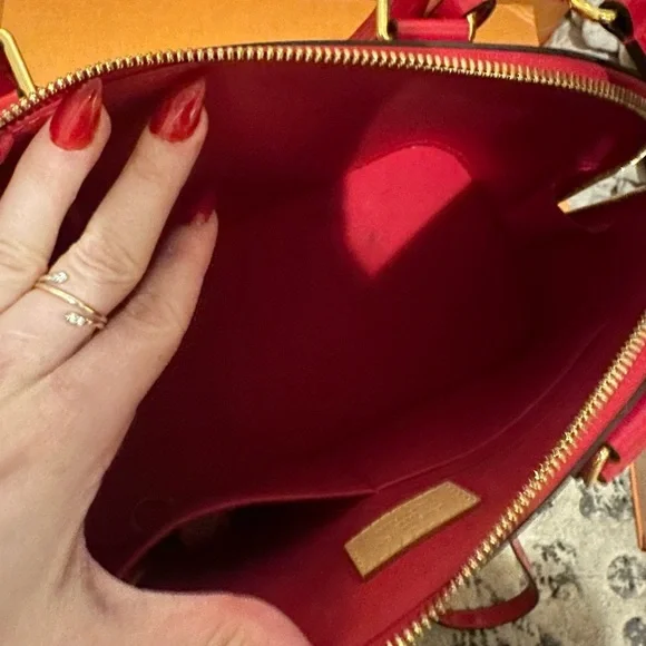 Red Vernis Louis Vuitton Alma PM - Picture 4 of 11